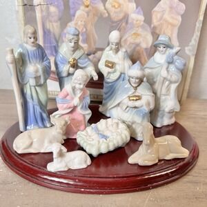 Vintage Crown Accents 11 Piece Nativity Set Porcelain with Wood Platform EUC